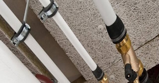 Замена труб водоснабжения в квартире: цена от 2100 руб. - СантехДомЛкн